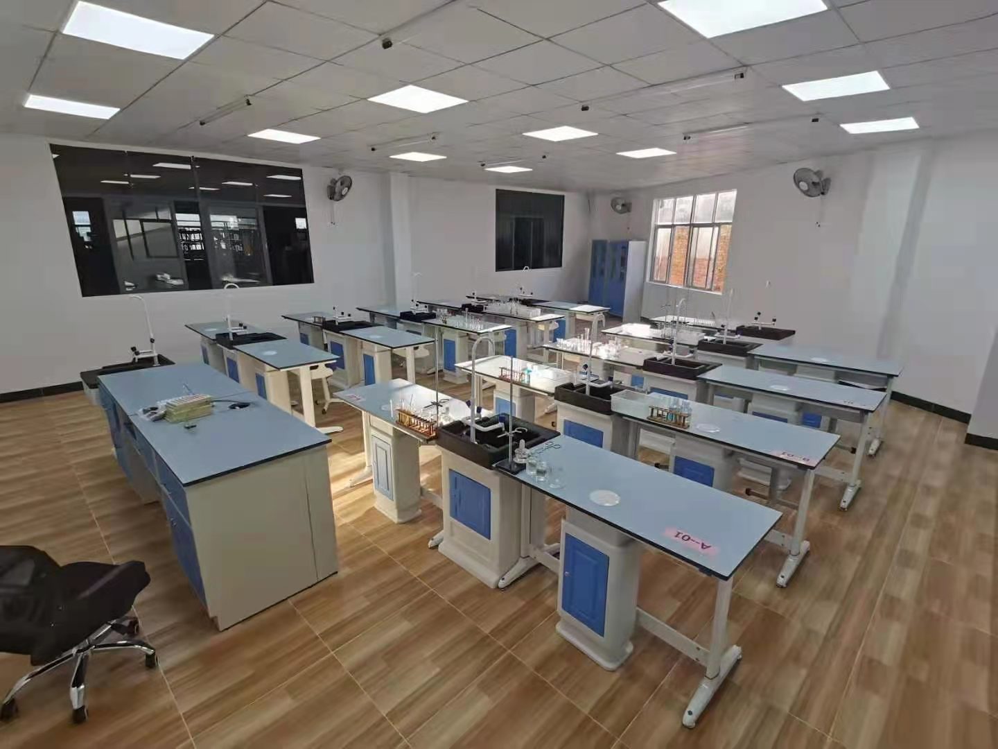 初高中理（lǐ）化生新型實驗室