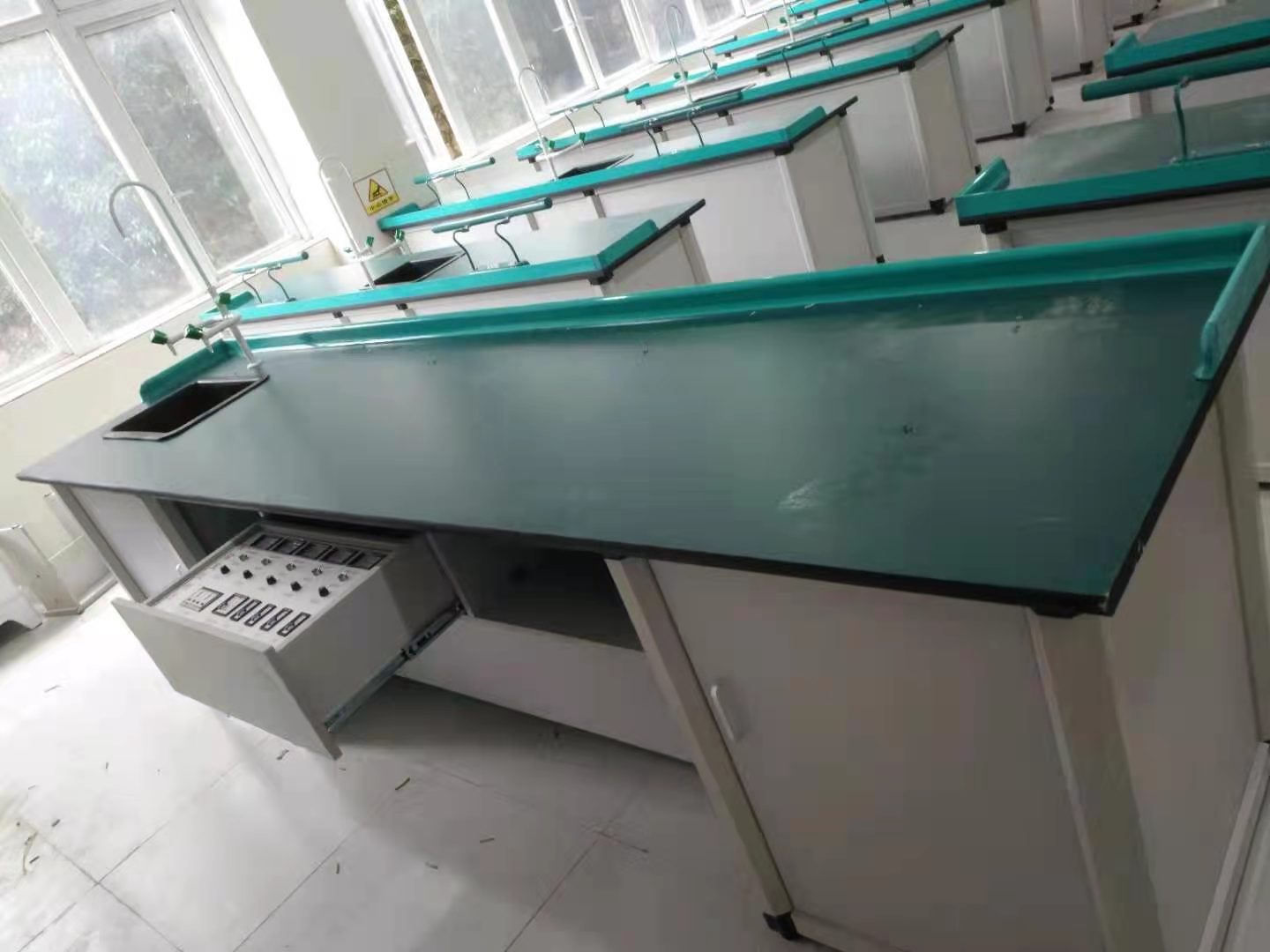 教師演（yǎn）示台準備台